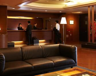 Hirosaki Plaza Hotel - Hirosaki - Rezeption
