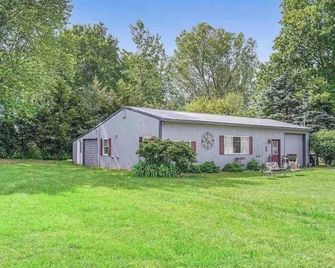 Cozy home directly across the street from Gun Lake - Shelbyville - Building