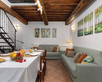 Monti 1824- Rural escape in quiet farm,1 km from local village + pool views - Casole d'Elsa - Dining room