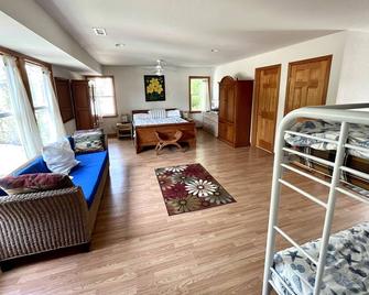 Duck Inn -4500sq-Located In Historic Duck- Heated Pool\n- - Duck - Sala de estar