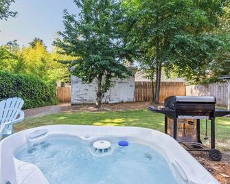 Charming Eugene Retreat Private Hot Tub and Yard! - Eugene