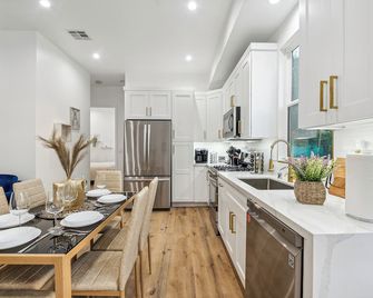 Luxury 3-Bedroom Home with Pool in Vibrant Los Angeles - Burbank - Phòng bếp