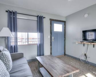 Suite 312 - 1BR Apartment with Kitchenette, 2nd floor - Rapid City - Salon