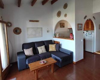 Apartment with Private Pool, Garden and Sea Views - Arenal d'en Castell - Wohnzimmer