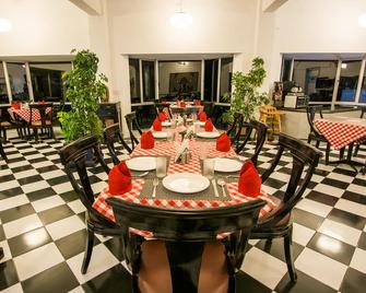 Livingstone Misty Mountains Resort Deluxe Room - Solan - Restaurante