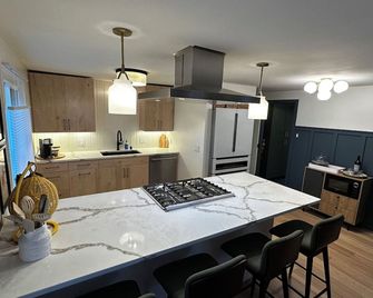 Airport Heights Cottage -Close to Downtown, Greenbelt Trails, & Bakery. - Anchorage - Cocina