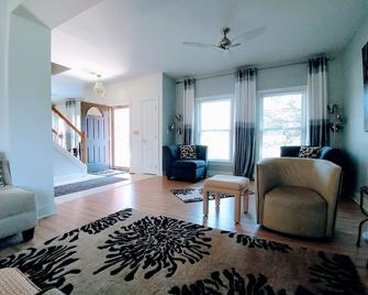 Roundtop, Carlsle, Gettysbrg, Hershey, Harrisbrg 4.7ksq ft, 5 BR/5BA - Dillsburg - Living room