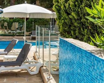 Artemia Aigues-Mortes - Hotel avec piscine - Aigues-Mortes - Piscina