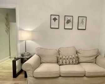 Stylish 3-bdrm suite w free Parking - Kitchener - Huiskamer