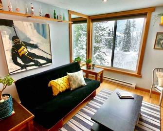 Ski Bunny Studio Walkable to Ski Lifts - Big Sky - Living room