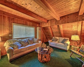Hike & Fish, 1 Mi to Trinity Lake: Rustic Cabin! - Trinity Center - Sala de estar