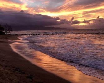Beach front. Walk straight out to the beach or lounge on the patio and enjoy the amazing view. - Paia