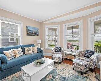 3BR Oceanview Townhouse on Boulevard I Walk to downtown l Sleeps 8 - Gloucester - Living room