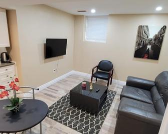 Center of Barrie city, 5.3km to Barrie lake and 5minutes to 400.2 guest allowed - Barrie - Living room