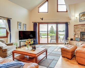 Garage Game Room, Bar: Coldwater Lake House! - Coldwater - Obývací pokoj