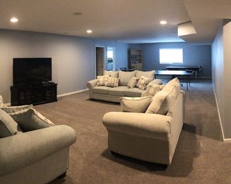 Beautiful retreat for multi-family fun - 1 mile from Lost Island Amusement Park! - Waterloo - Living room