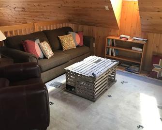 Charming 2-bedroom Cabin with WiFi, AC in amazing Bar Harbor - Bar Harbor - Wohnzimmer