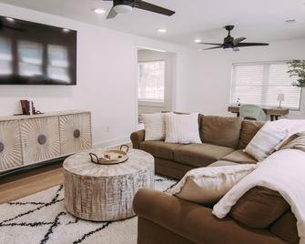 Charming 2-bedroom house in Batesville steps From Lyon - Batesville