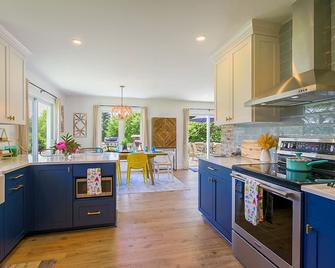 Sun, salt and sand @ Heart Rock House! Private beach/8 min drive to Belfast! - Searsport - Kitchen