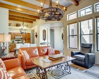 Tubac Vacation Rental Near Village: Pool Access! - Tubac - Living room
