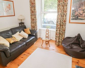 Hawthorn House - Pembroke - Living room