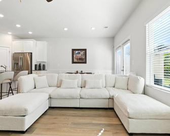 Charming Easley Retreat With Private Yar - Easley - Huiskamer