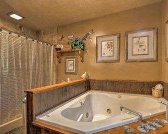 Cozy Pine Mountain Cabin w/ Screened Porch & Yard! - Pine Mountain - Baño