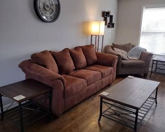 5min To Kellogg Park Plymouth Parking W/D 8 - Plymouth - Living room