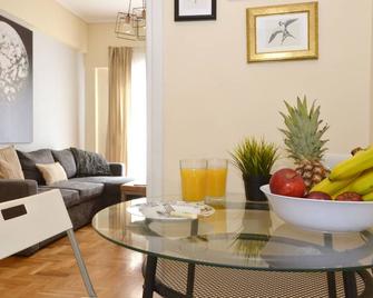 Exarchia, a nice and cozy apartment - אתונה - סלון