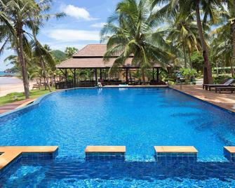 Bansaithong Beach Resort - Bang Saphan - Pool