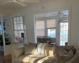 Footsteps From Broad Cove 5 Min Walk To Onset Village - Buzzards Bay - Living room