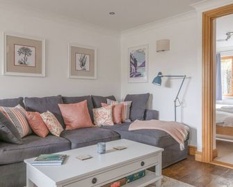 5 Court Cottage, Hillfield Village - Dartmouth - Living room