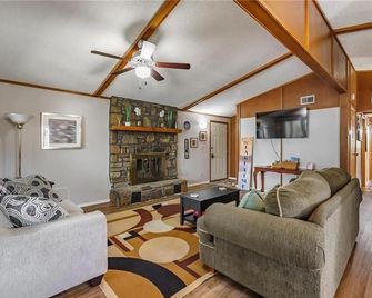 Lake Access Mountain view 3BHK Getaway w Deck Patio - Garfield - Sala de estar