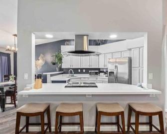 Beautiful 3 bedroom with private heated pool. - Avondale - Kitchen