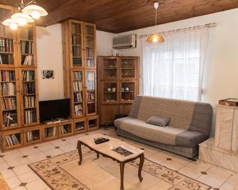 Apartment in City Centre with great view - Xanthi - Wohnzimmer