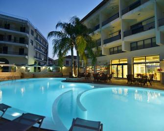 آيونيون ستار هوتل - Lefkáda - حوض السباحة