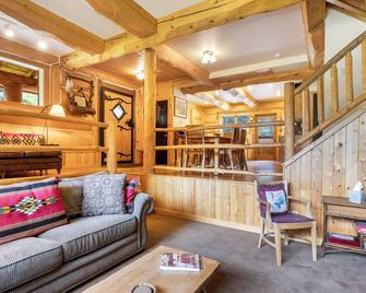 The Riverstone provides a beautiful place to relax and enjoy life - Clinton - Sala de estar
