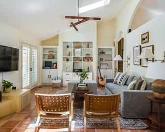 León by AvantStay Private Breathtaking Character Cottage w Pool Hot Tub - Santa Rosa - Stue