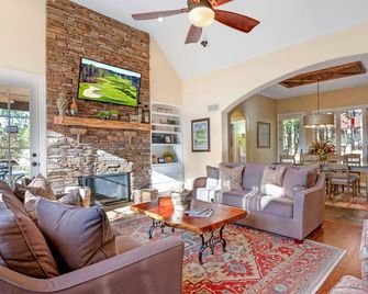 3br/3ba Private Wooded Retreat - Old Kinderhook. Walking Distance To Everything - Camdenton - Living room