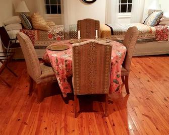 Charming Cottage on a City Farm! - Lexington - Dining room