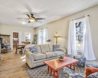 Farm House in the Canyon Lands of Colorado, 2 BR, WiFi, Cable TV, Pets with Fee - Florence - Sala de estar