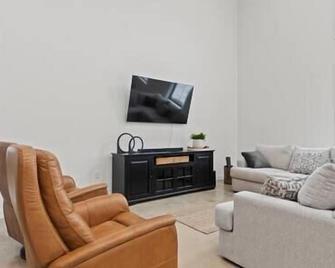 Indiana Dream Barn: Indoor Pool, Half-Court Gym, & Theater - Auburn - Obývací pokoj