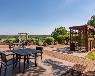 Private and Cozy Cottage with Spectacular Hilltop Views - Seasonal Pool &Hot tub - Paoli - Balcón