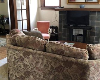 Cozy Vintage Apartment - Erie - Living room