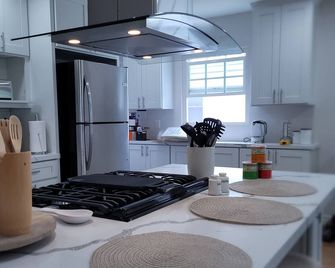 Modern Spanish Bungalow Near Beach & Downtown Ventura! - Ventura - Kitchen