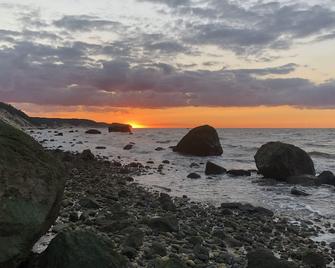 East End Retreat, Steps To The Beach! Nofo LI - Monthly Rentals Available - Calverton - Balcón