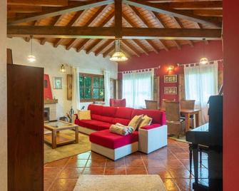 Villa Las Ardillas con Piscina - Camango - Sala de estar