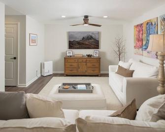 Charming Mountain Retreat, Stocked Pond, Firepit, Hot Tub, Pet Friendly - Mountain City - Wohnzimmer