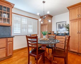 Spacious 4br Home W/ Stunning Views Near Sf - South San Francisco - Dining room
