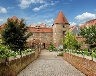 Aparthotel Donaustern - Asbach-Bäumenheim - Building